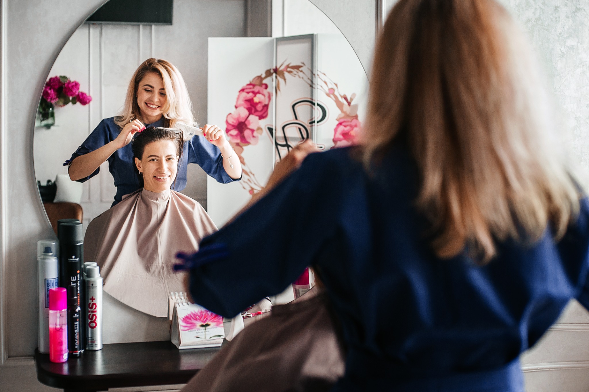 Zdjęcie pracy z klientką — sesja contentowa w salonie — Fotogłos