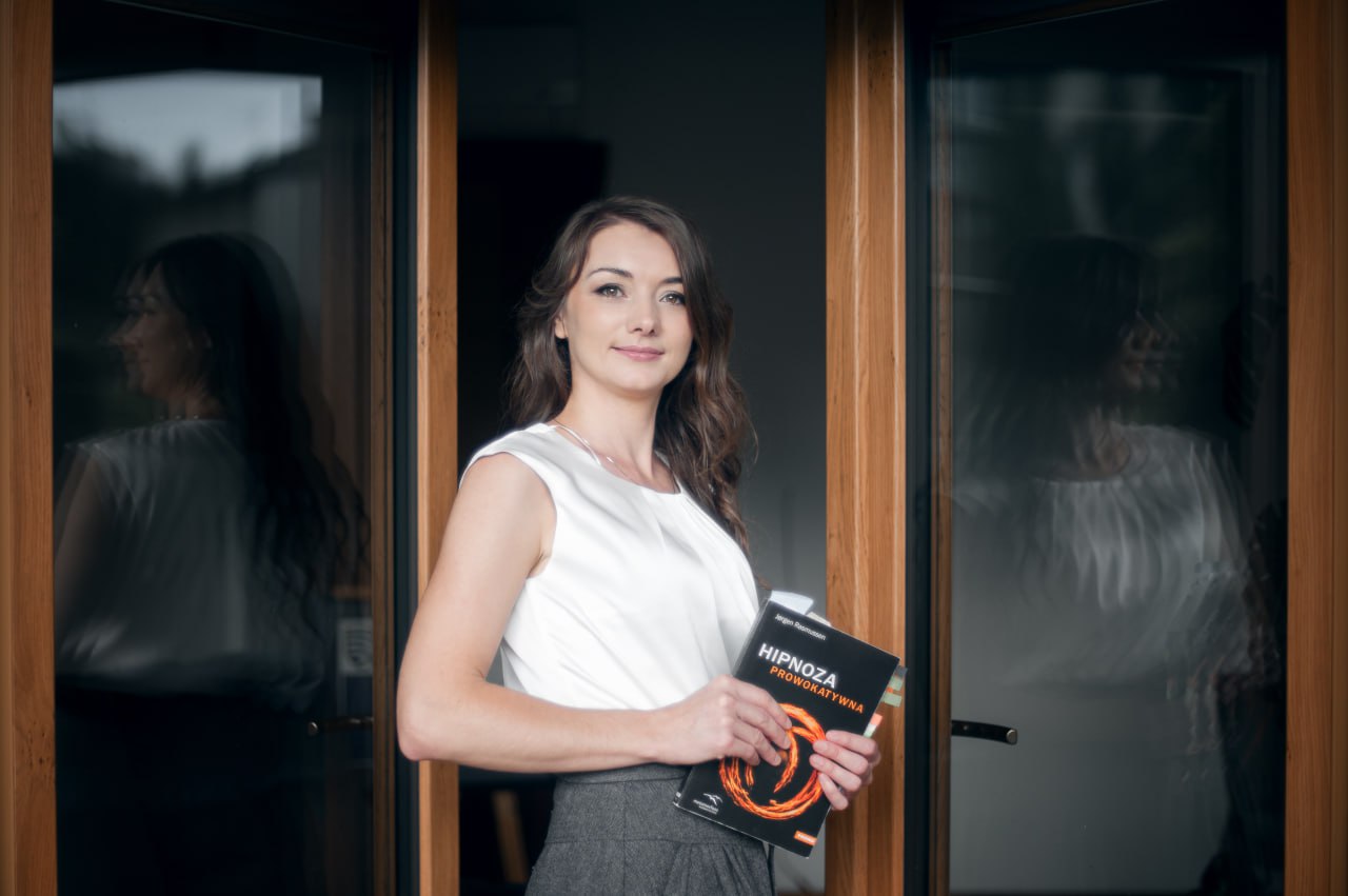 Portret wizerunkowy kobiety z książką — Fotogłos