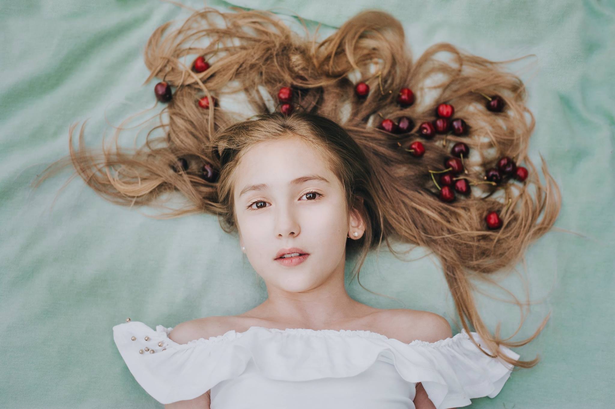 Portret dziewczynki z rozłożonymi włosami i wiśniami — Fotogłos