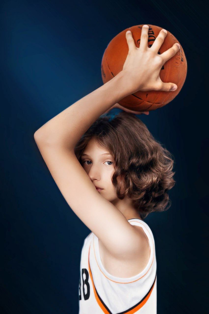 Portret dziecka z piłką do koszykówki — Fotogłos