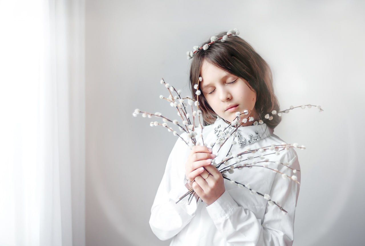 Portret dziewczynki z wiosenną gałązką — Fotogłos