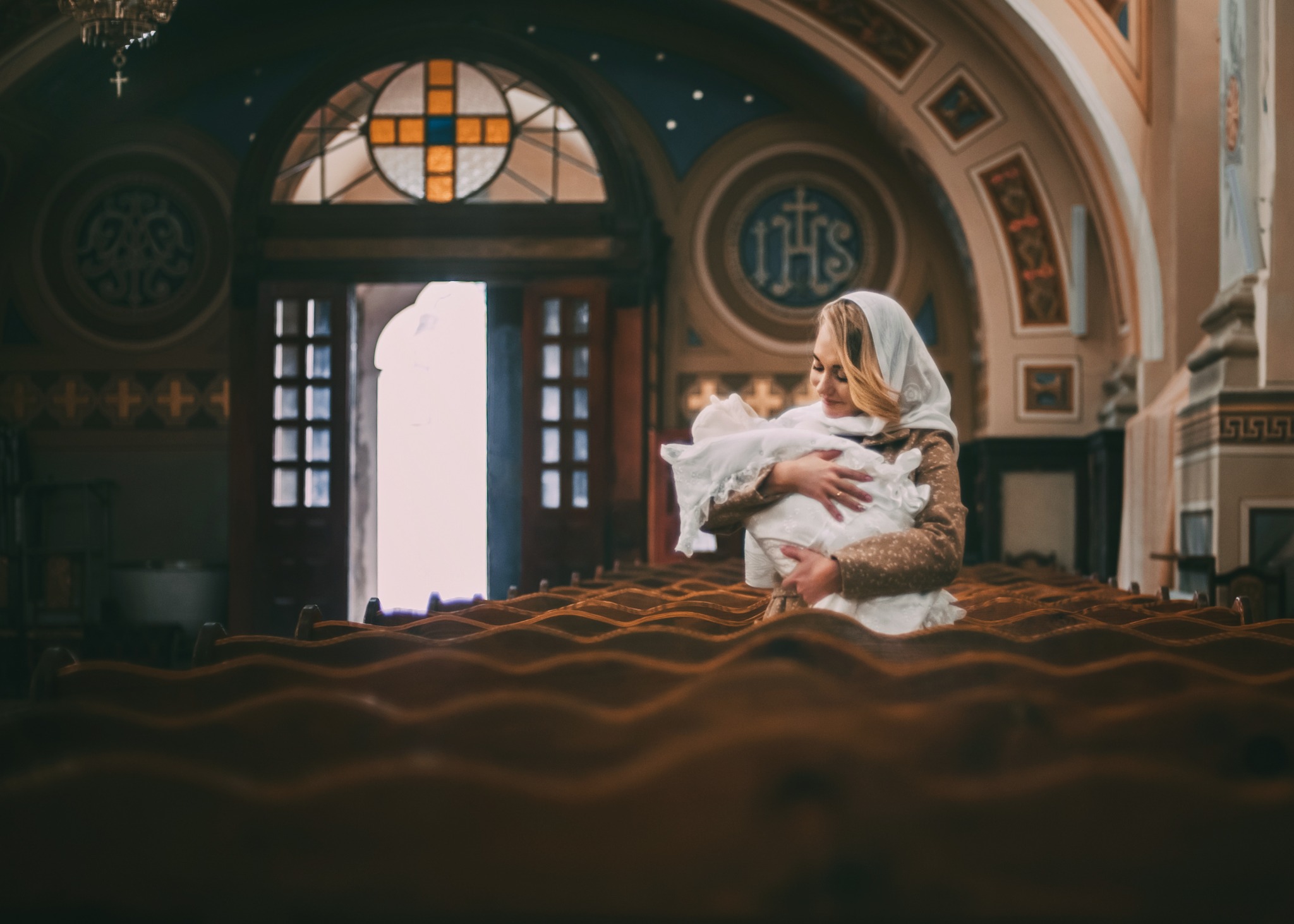 Mama z dzieckiem w kościele — Fotogłos