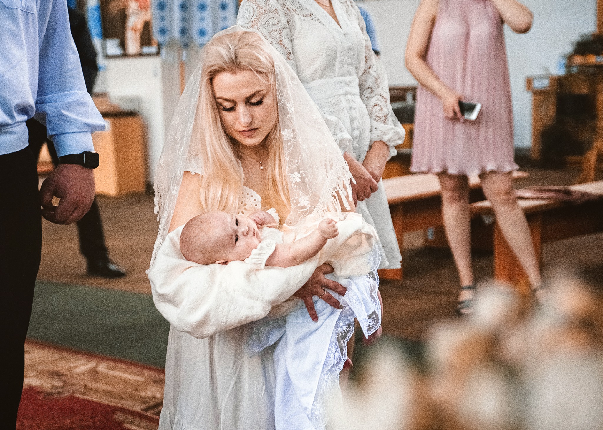 Mama z niemowlęciem podczas chrztu — Fotogłos