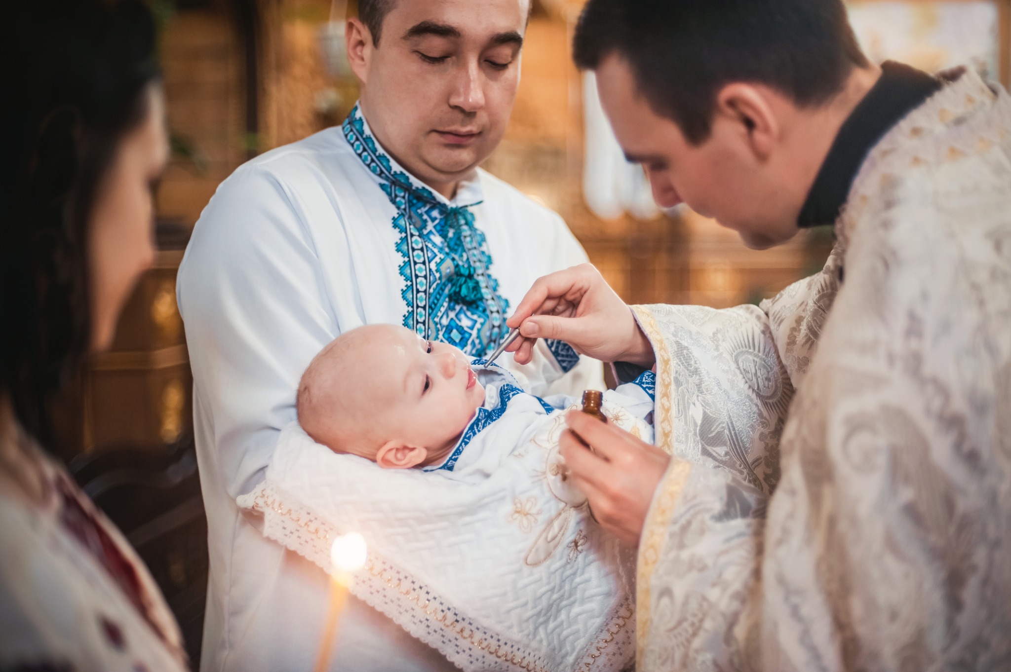 Chrzest dziecka przy rodzicach — Fotogłos