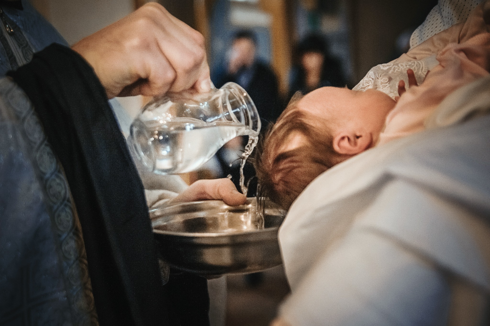 Obrzęd chrztu — polewanie główki dziecka wodą — Fotogłos