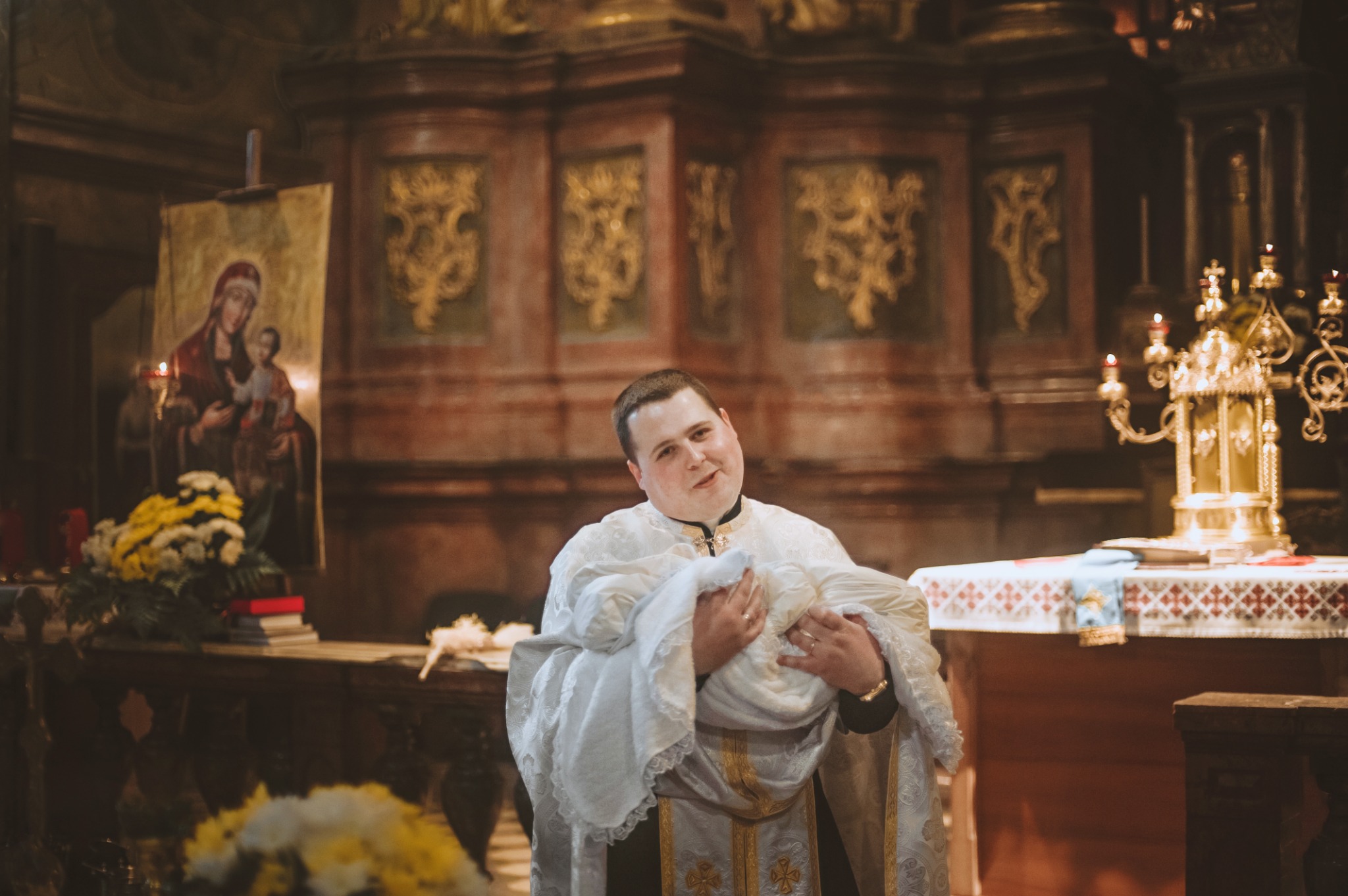 Ksiądz z dzieckiem w kościele — Fotogłos