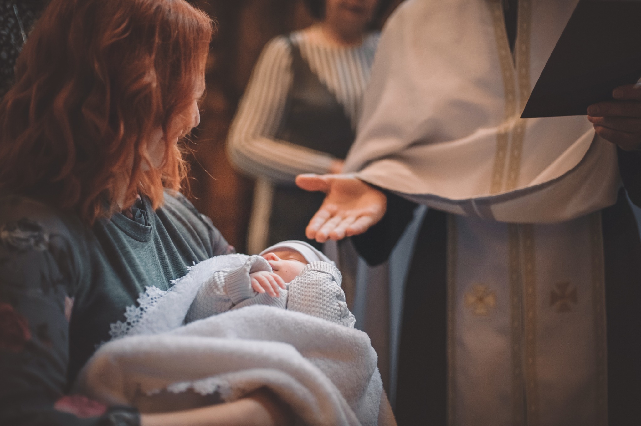 Niemowlę na rękach bliskiej osoby — Fotogłos