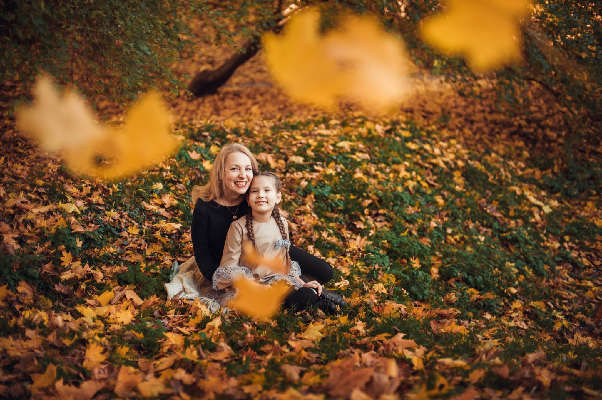 Mama i dziecko w jesiennym plenerze — Fotogłos