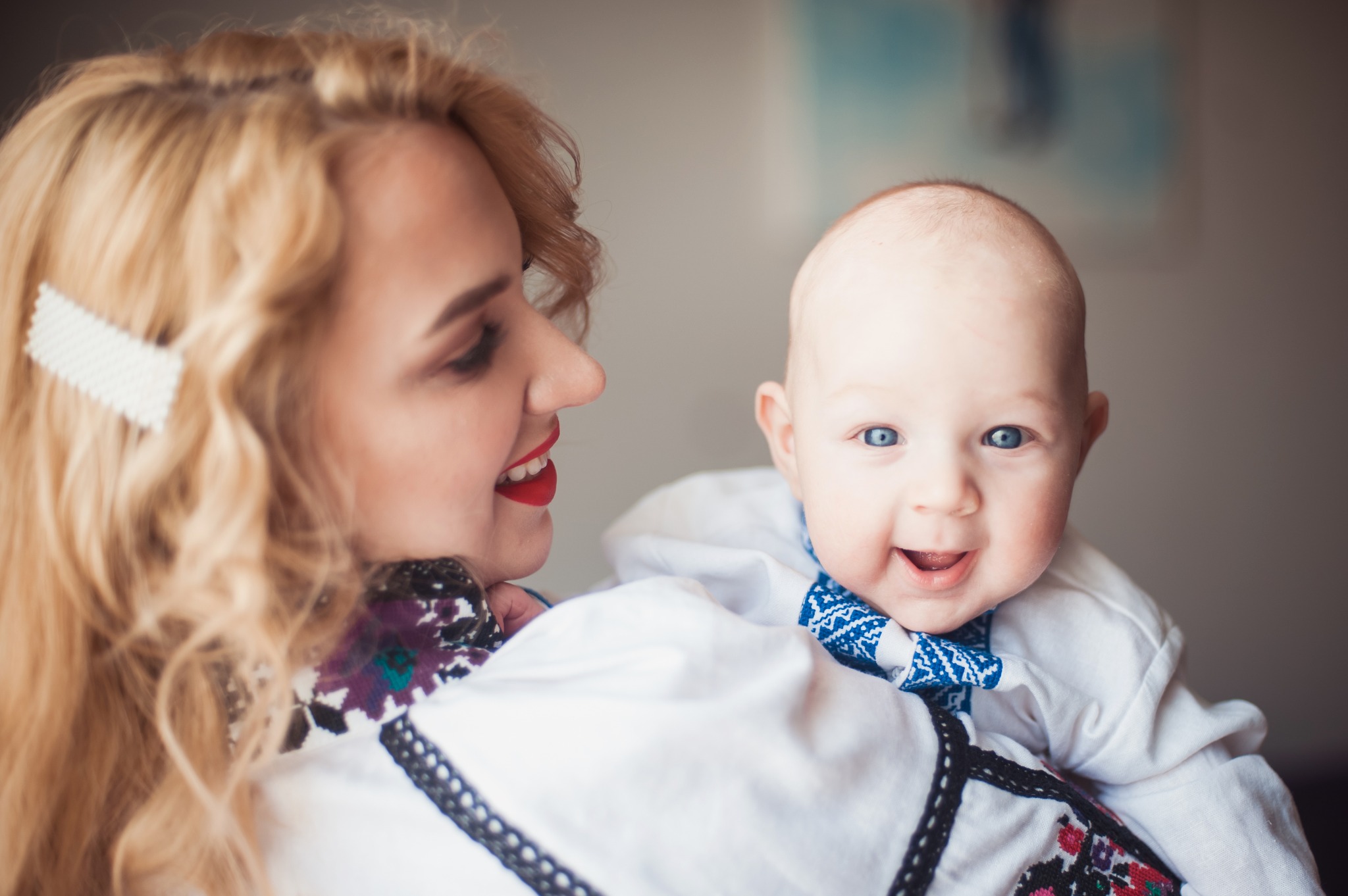 Mama z uśmiechniętym niemowlęciem — Fotogłos