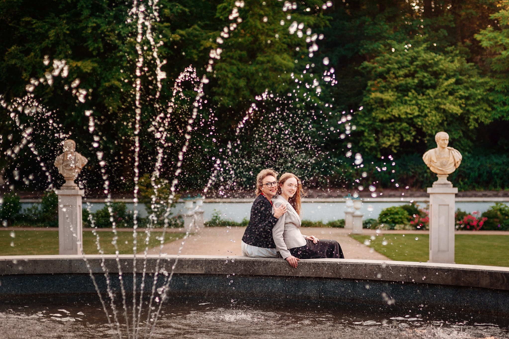 Rodzinny portret dwóch osób przy fontannie — Fotogłos