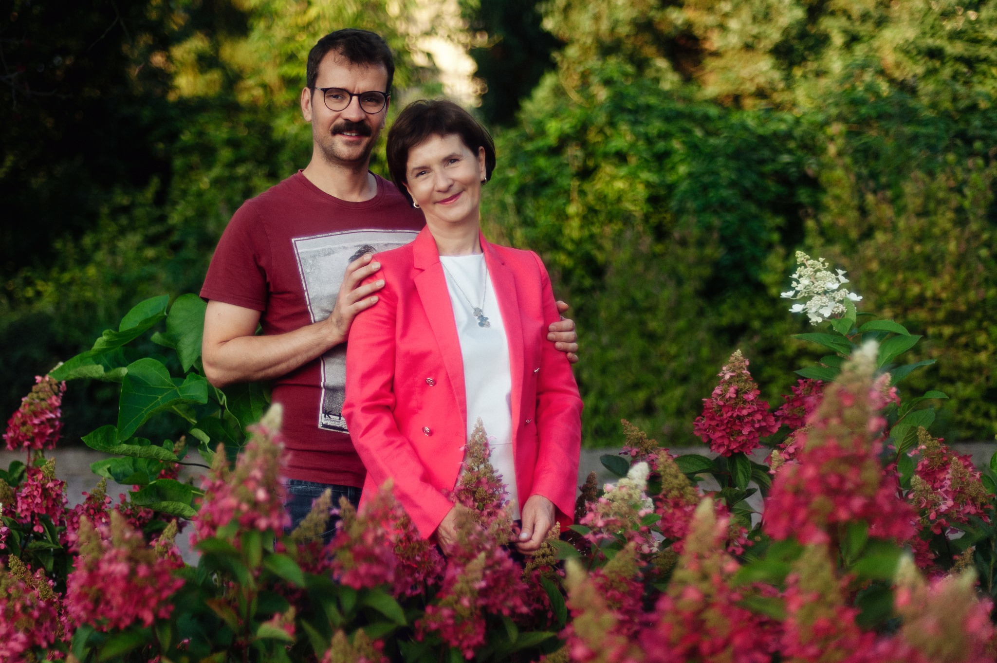 Mama z synem w kwitnącym ogrodzie — Fotogłos