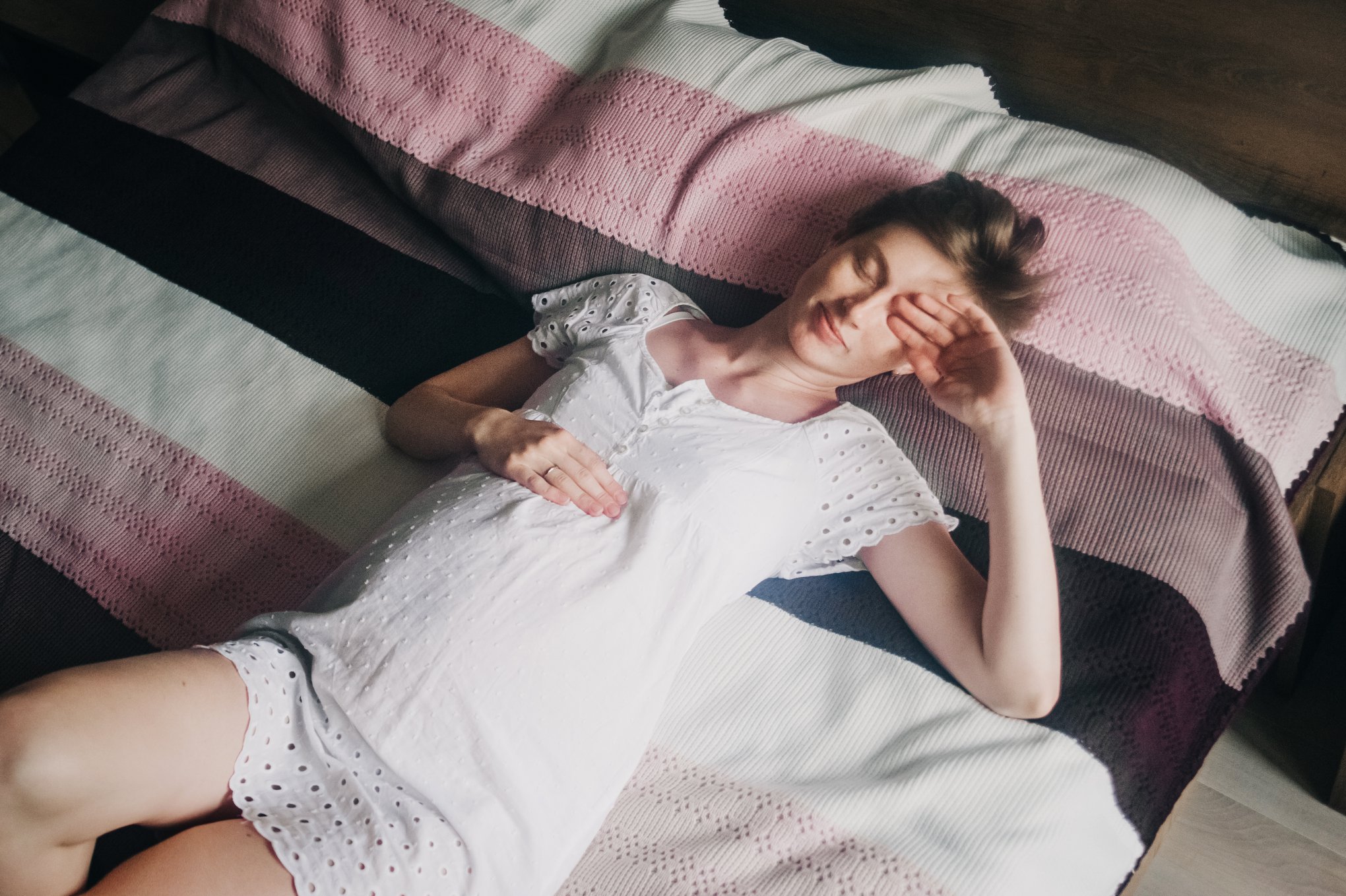 Przyszła mama odpoczywająca na łóżku — Fotogłos