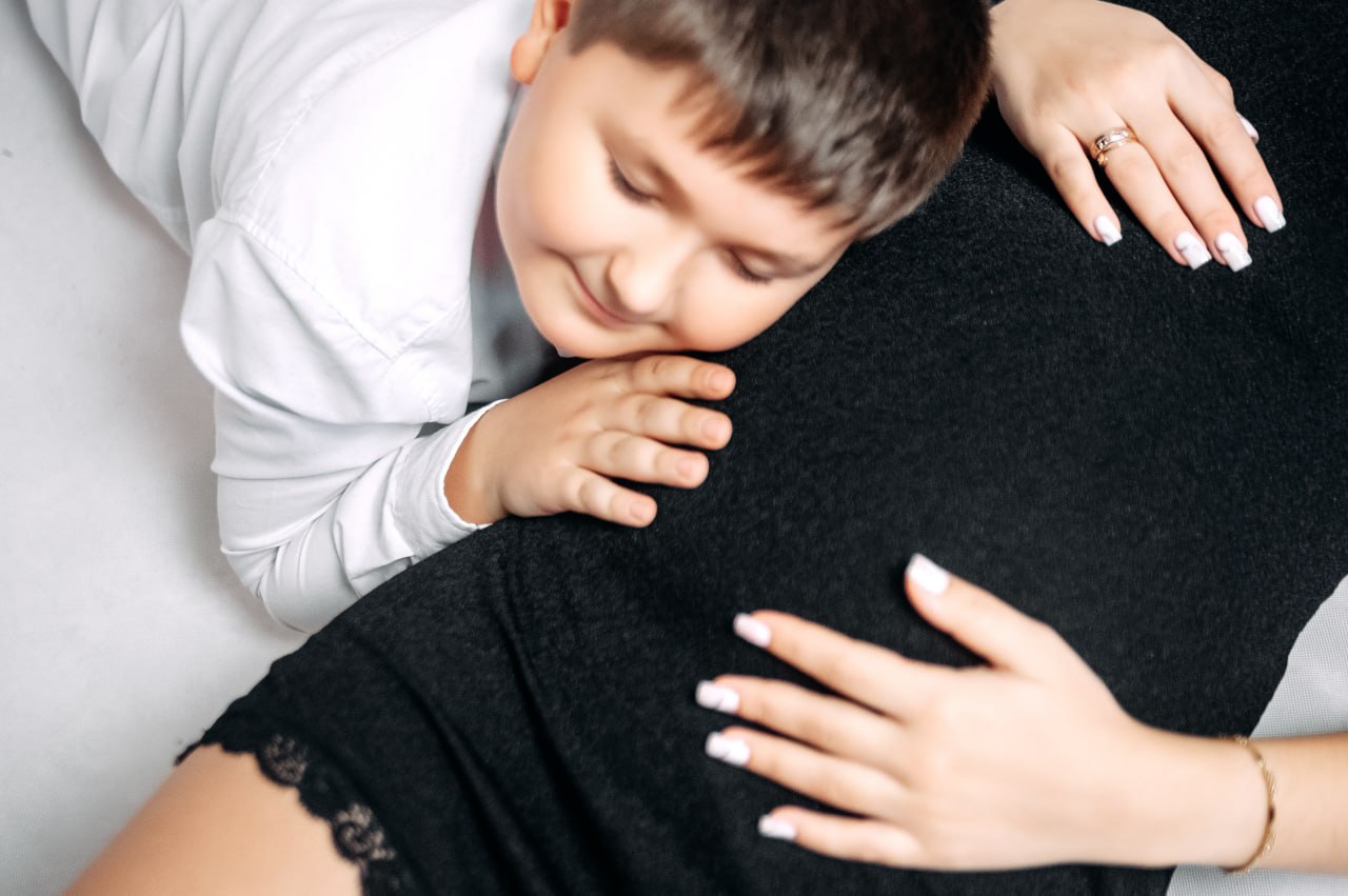 Starszy brat przytulający mamę w czasie ciąży — Fotogłos