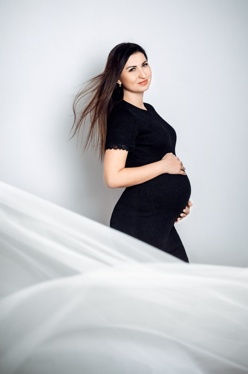 Portret ciążowy w jasnym studiu — Fotogłos