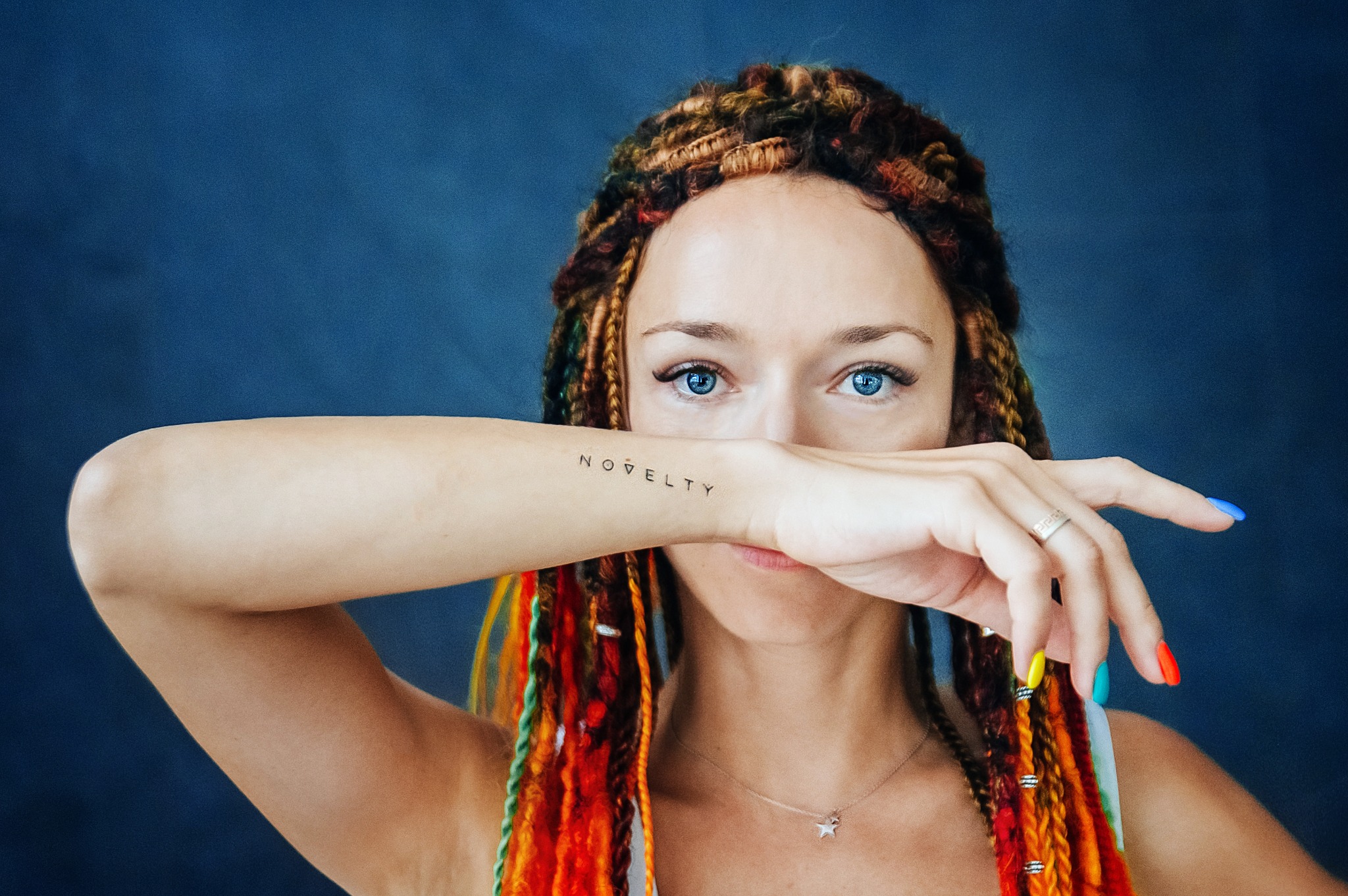 Portret kobiety z kolorowymi warkoczykami — Fotogłos
