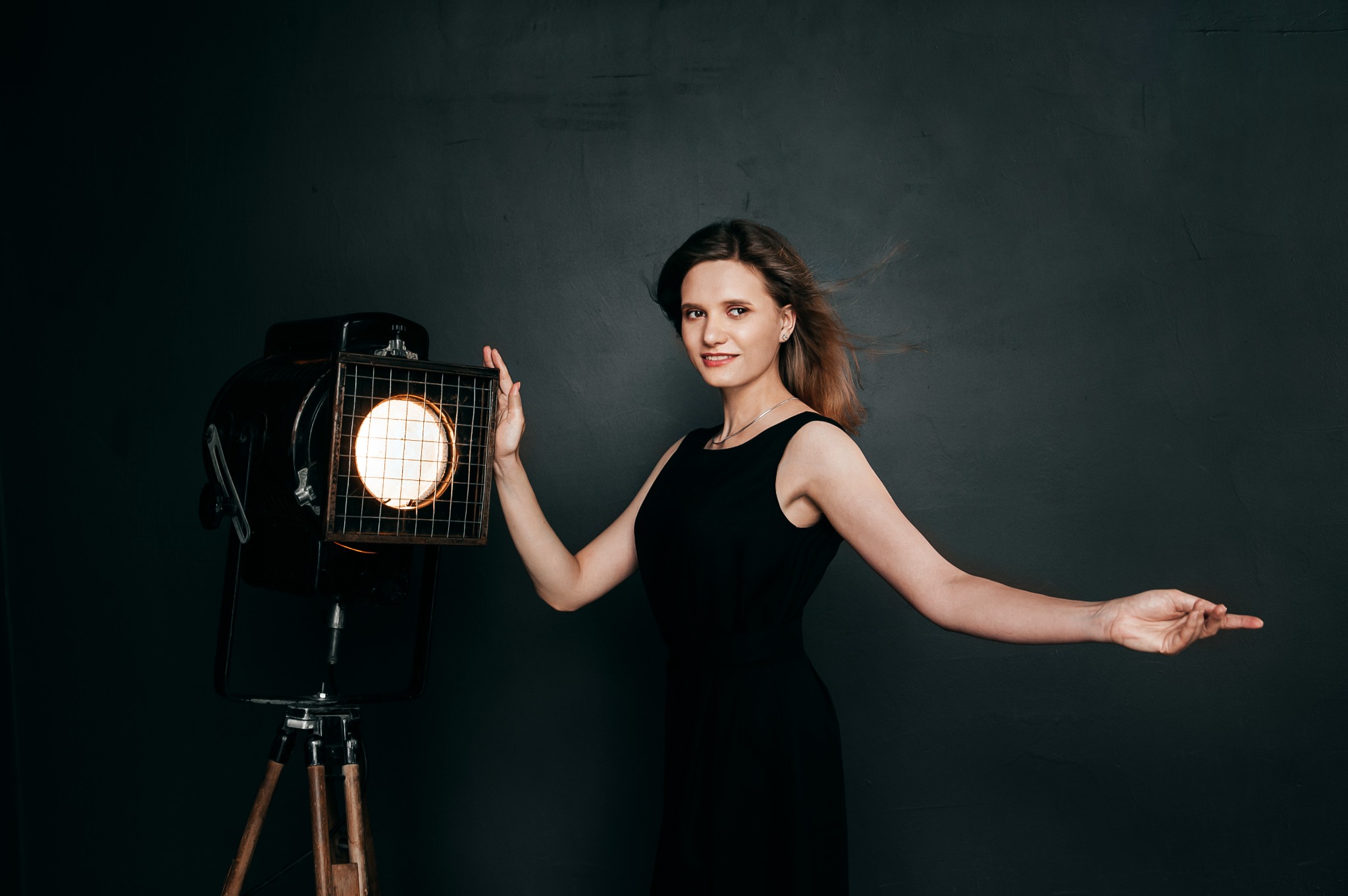Portret studyjny przy reflektorze — Fotogłos