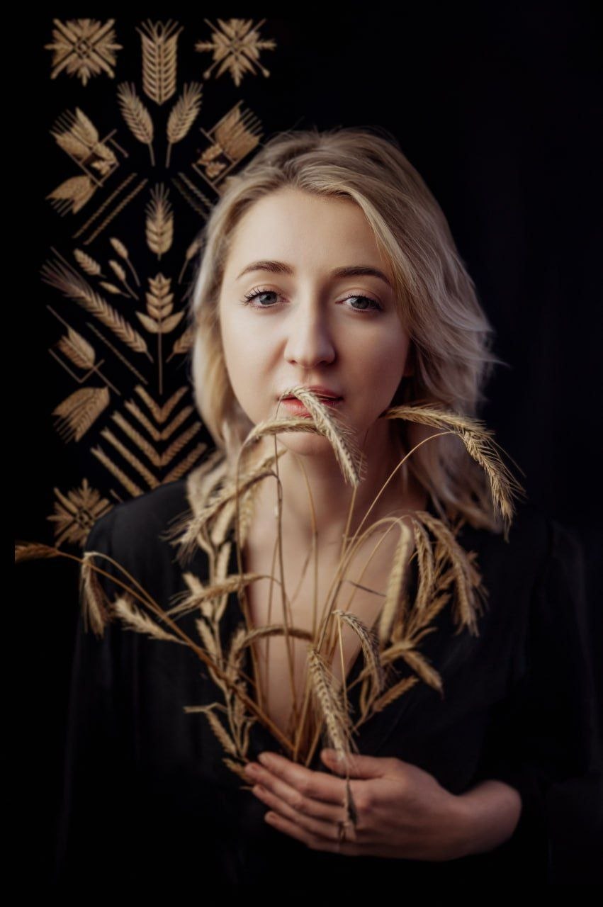Artystyczny portret kobiety wśród traw — Fotogłos